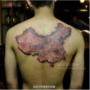 为超有爱好精神的小伙制作的后背立体中国地图纹身作品