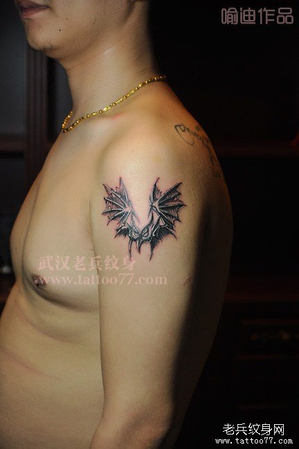 2013年3月26日喻迪制作的大臂面具翅膀纹身作品