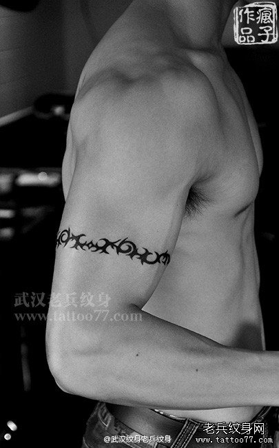 武汉纹身店老兵纹身店疯子为一帅哥制作的手臂图腾臂环纹身作品