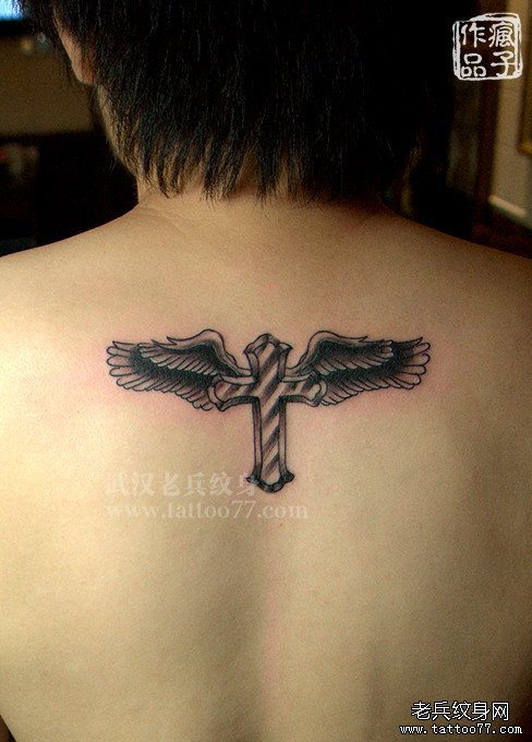 贝克汉姆后背十字架翅膀纹身一直是男性朋友的喜欢的