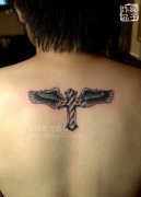 贝克汉姆颈部十字架翅膀纹身一直是男性朋友喜欢的