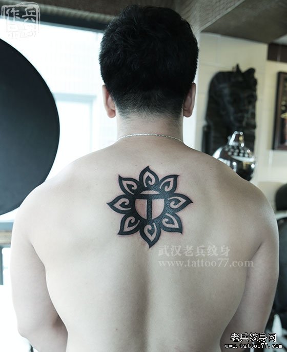 兵哥为一肌肉男打造的后背图腾太阳字母纹身作品