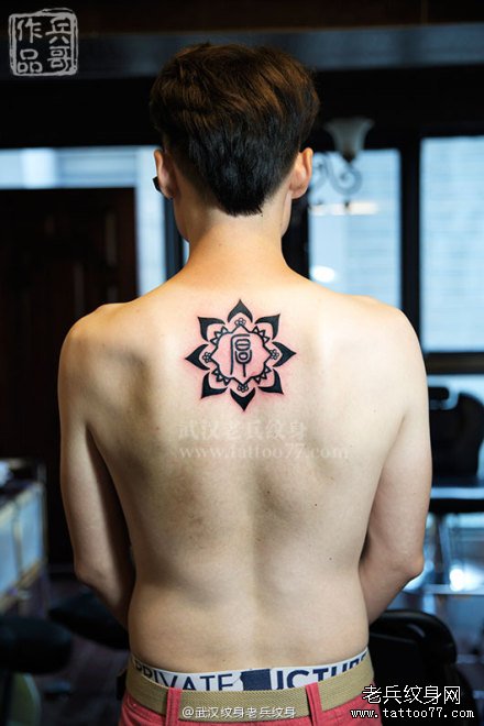 为纹身顾客制作的关于怀念父亲的图腾莲花文字纹身作品