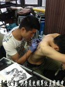 青海省西宁市纹身培训学员史明军后背纹身实操中