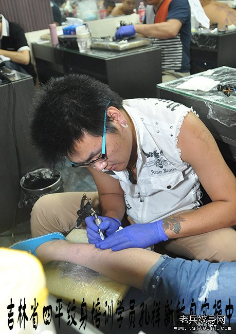 吉林省四平纹身学员孔祥新来自小腿纹身图案实操中