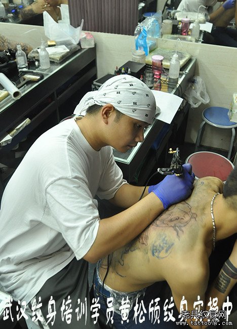 武汉纹身培训学员黄松颀满背鲤鱼纹身图案实操中