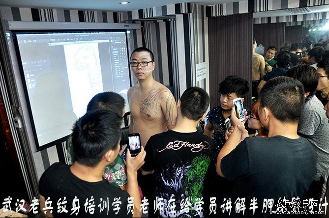 武汉老兵纹身培训学校兵哥在给纹身学员讲解披肩龙的纹法