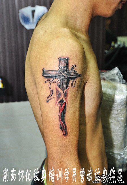 湖南怀化纹身学员曾斌在武汉专业纹身学校学习期间制作的立体十字架纹身作品