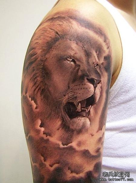 大臂上一张霸气的狮子纹身图案
