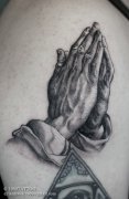 一款经典时尚的祈祷之手纹身图案