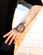 超fashion的手背欧美时钟玫瑰纹身作品遮盖旧蝎子纹身图案