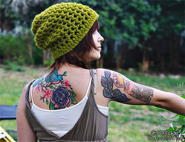 女性背部花纹身图案由武汉最好的纹身网推荐