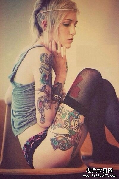 女人花腿花臂纹身写真由武汉纹身店推荐