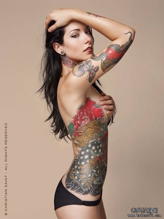 女性腰部个性彩色纹身图案由武汉纹身店推荐