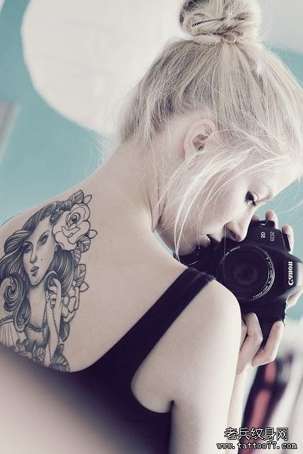 武汉最好的纹身店推荐一款时尚女人背部肖像纹身图案