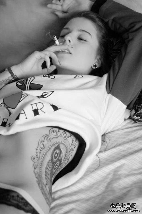 女人侧腰个性纹身图案由武汉最好的纹身店推荐
