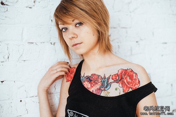 胸口彩色玫瑰花纹身图案由武汉纹身店推荐