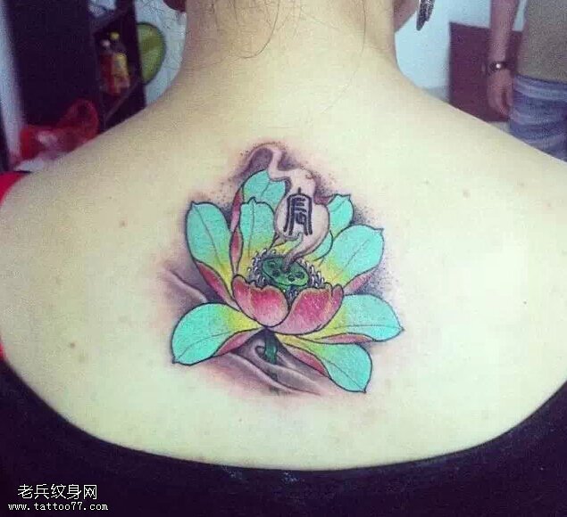 女性背部彩色莲花纹身图片