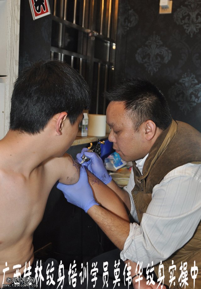 武汉老兵纹身培训学校学员莫伟华大臂纹身图案实操中
