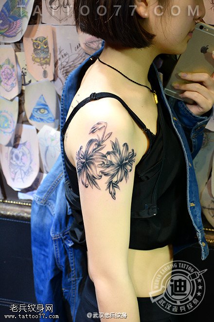 为武汉美女制作的手臂百合纹身作品