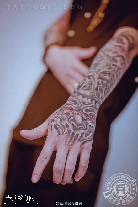 为四川小伙打造的手臂欧美小花臂纹身作品写真