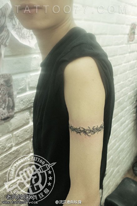 荆棘臂环纹身作品由武汉专业女纹身师制作