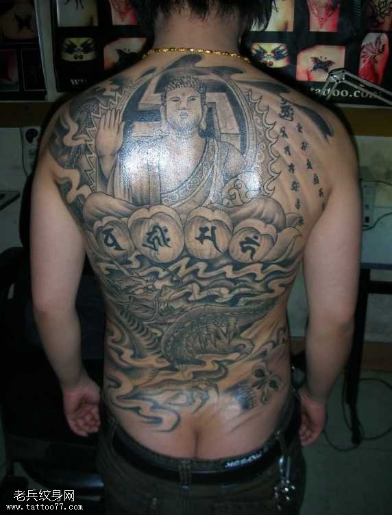 背部如来佛祖祥云在天的纹身图案