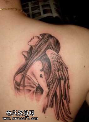 背部一个带翅膀的小天使纹身图案