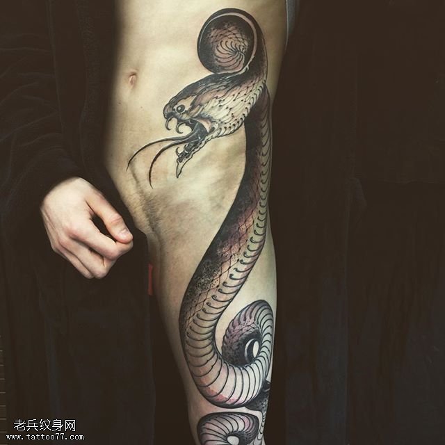 逼真写实一条大蟒蛇纹身图案