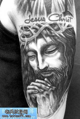胳膊黑灰耶稣纹身图案