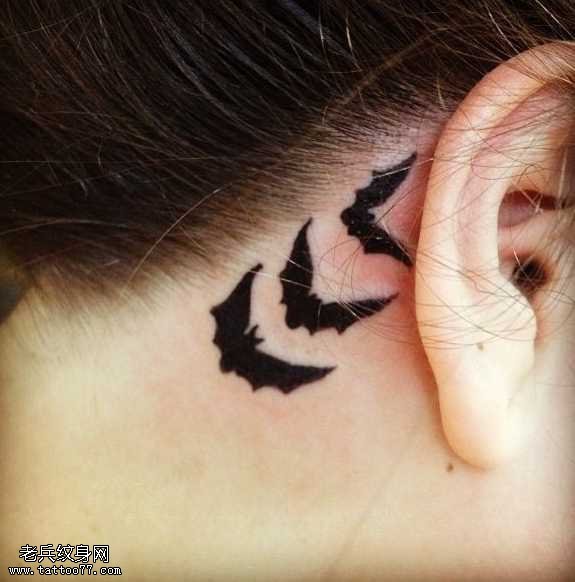 耳部蝙蝠图腾纹身图案