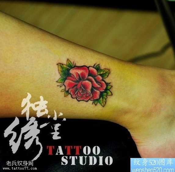 腿部小巧唯美的玫瑰花纹身图案