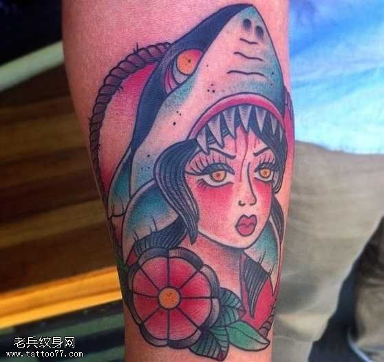 手臂鲨鱼女人纹身图案