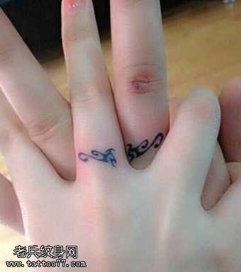 手指花藤情侣纹身图案