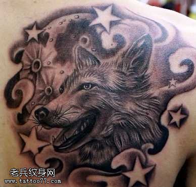 背部狼纹身图案