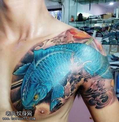 半胛蓝鲤鱼纹身图案