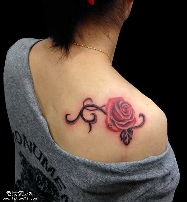 肩部玫瑰纹身图案