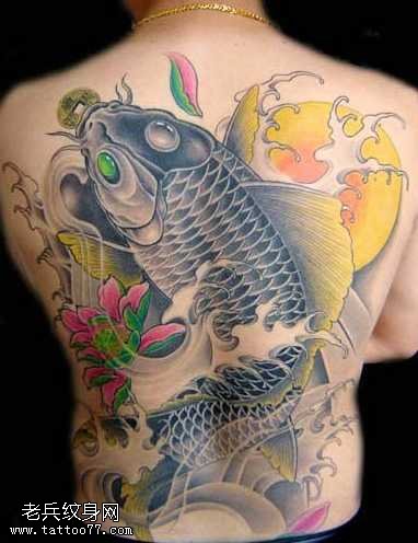 个性满背鲤鱼纹身图案