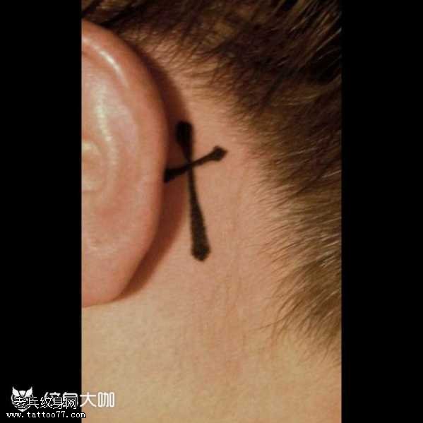 耳部十字架纹身图案