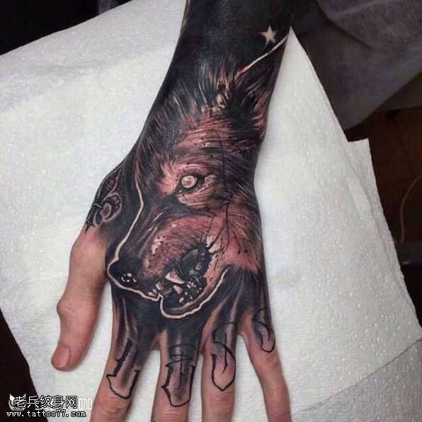 手部狼纹身图案