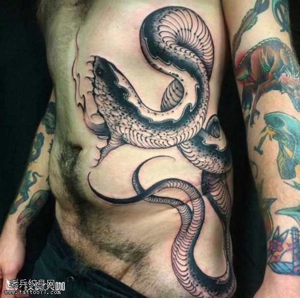 腰部蛇纹身图案