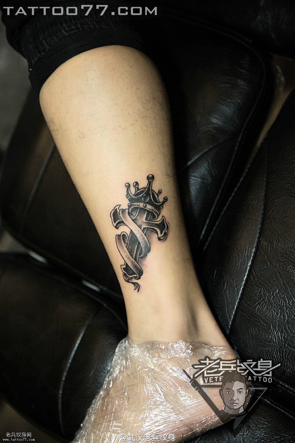 脚踝皇冠十字架纹身图案作品