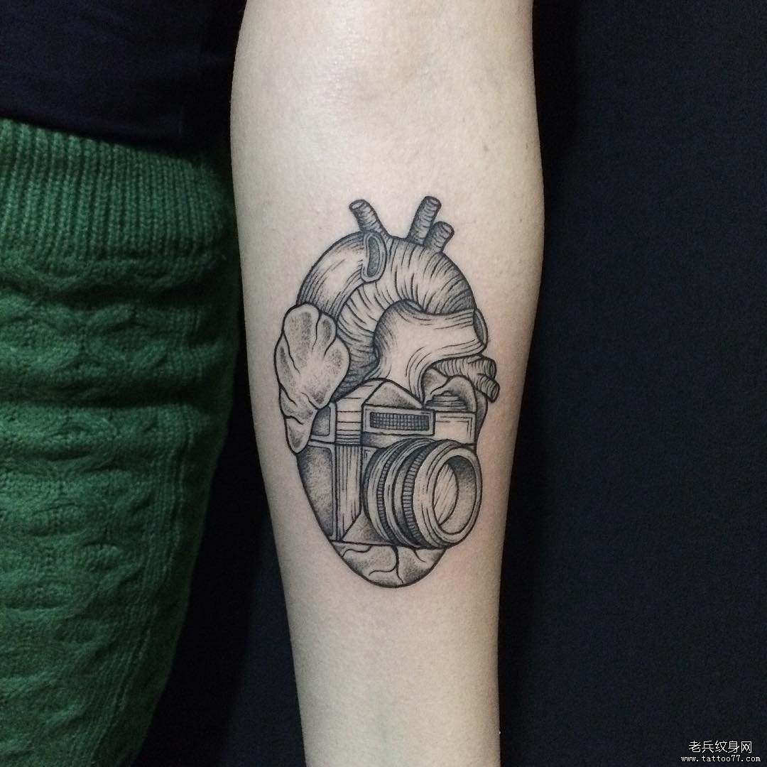 小臂心脏相机纹身tattoo图案