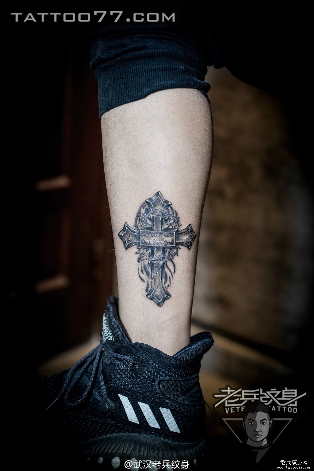 小腿荆棘十字架纹身图案作品