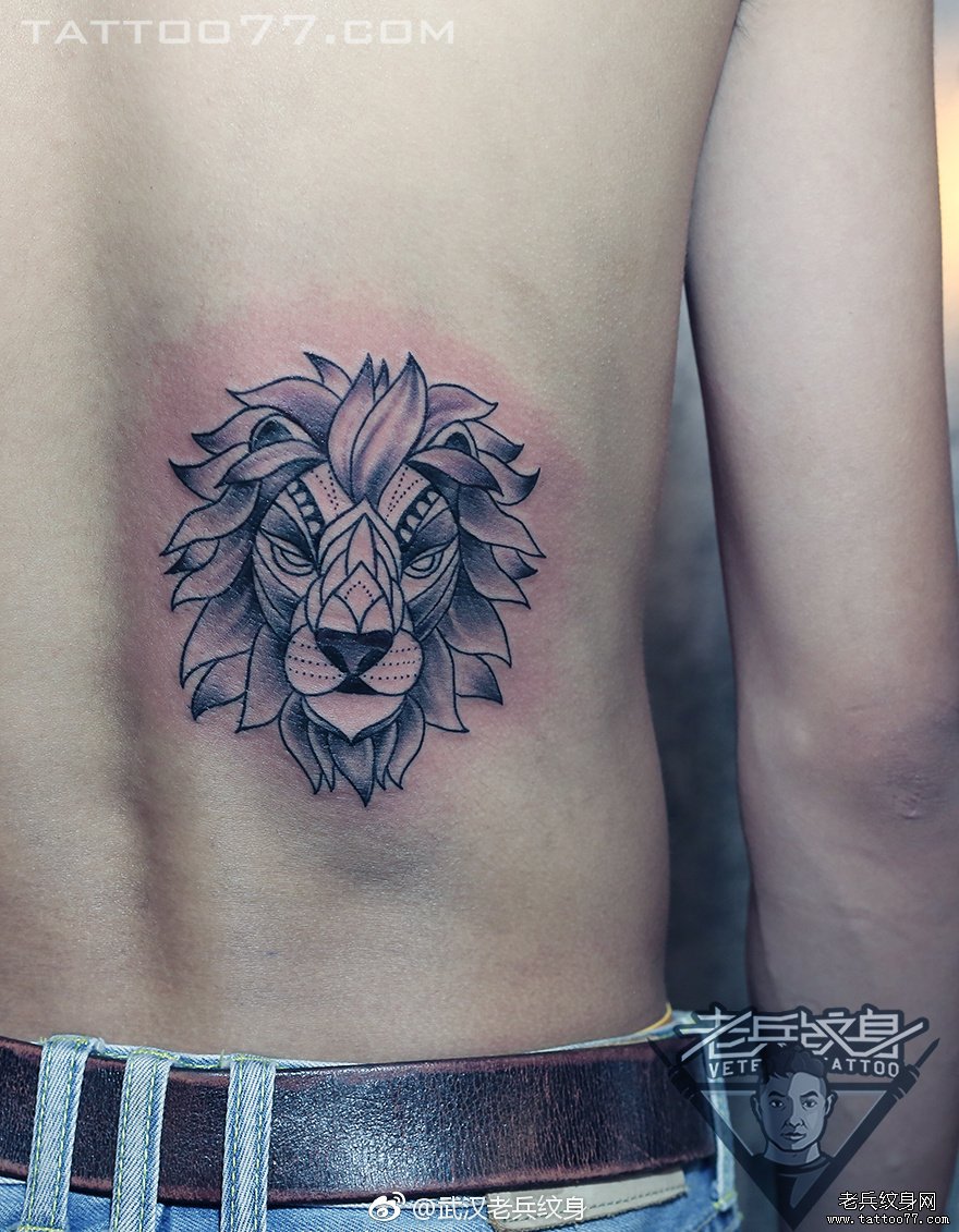 背部狮子线条纹身图案作品