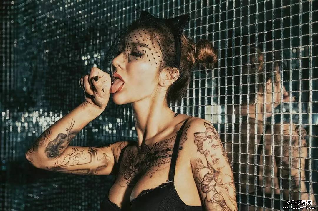 武汉纹身店推荐一款女性侧腰纹身图案