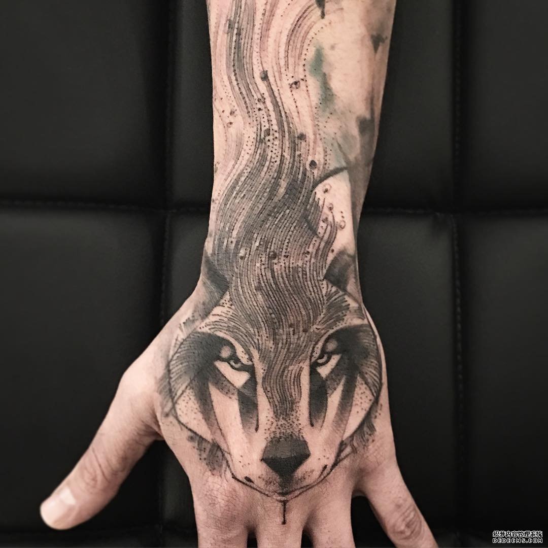手臂狼纹身图案