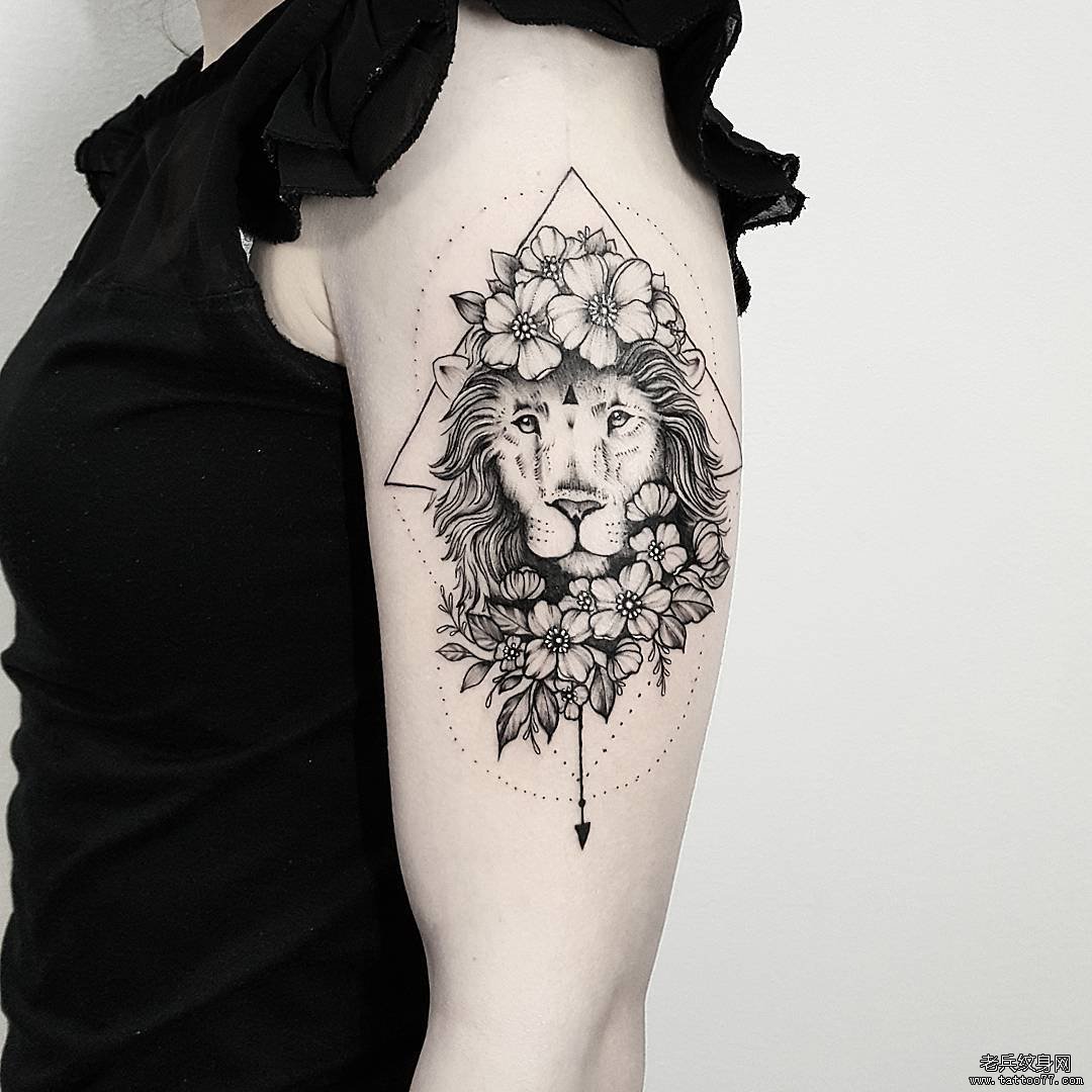 大臂花朵几何狮子纹身图案