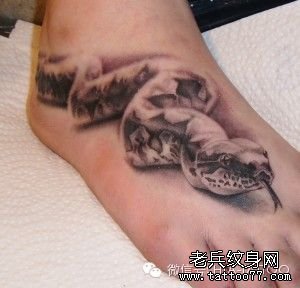 脚背蛇纹身图案