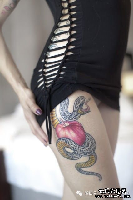 大腿蛇苹果纹身图案